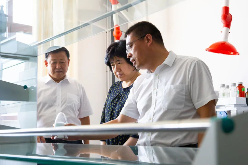 朱建民接待辽阳市委书记白英到008PG国际药业调研.png